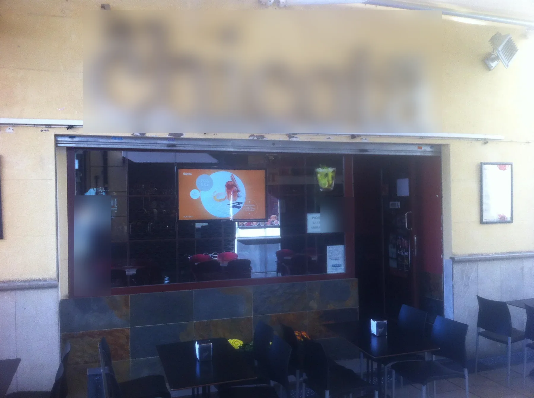 Fachada y terraza del café-bar objeto del proyecto