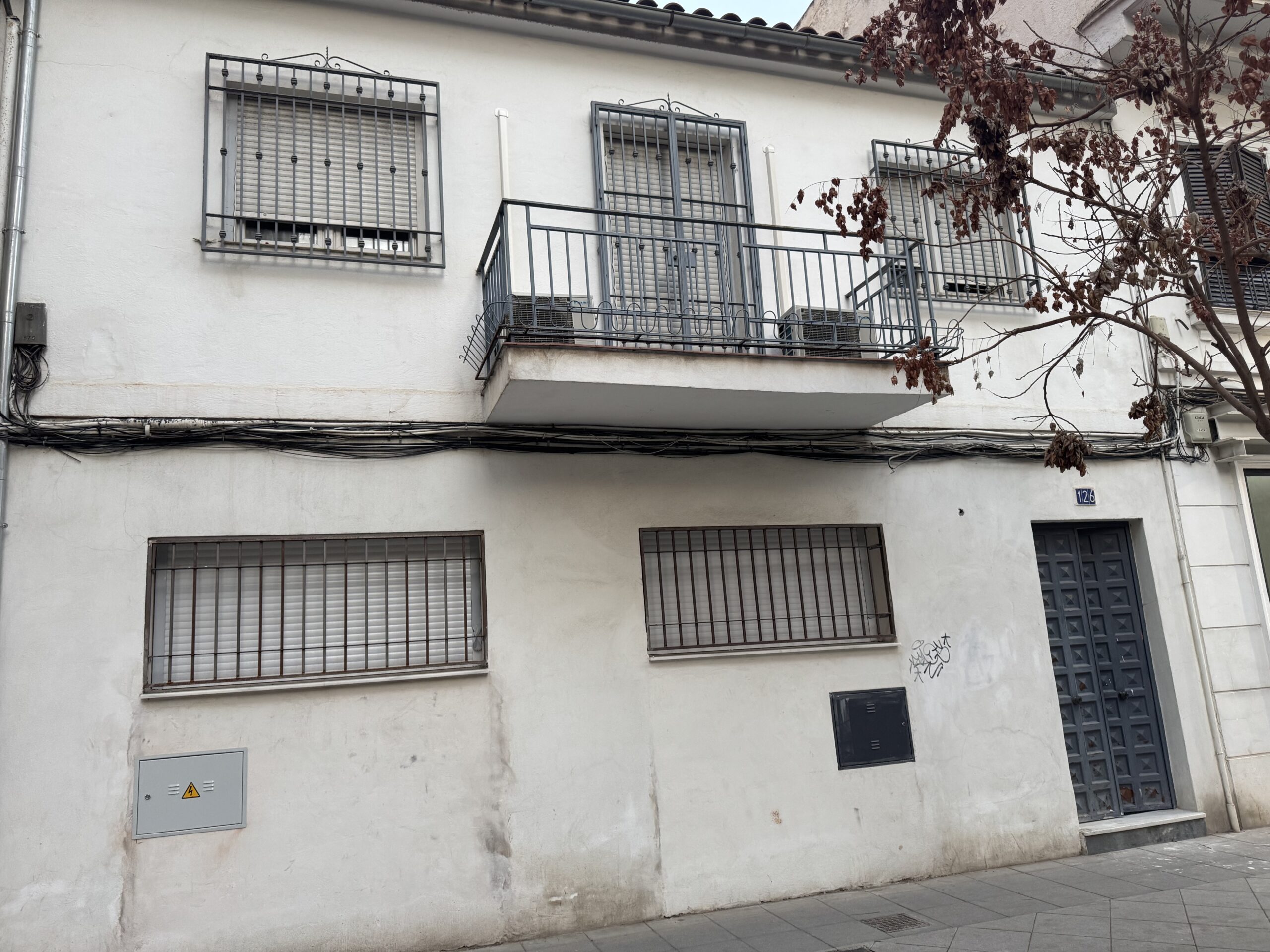 Fachada de edificio plurifamiliar objeto de Informe de Evaluación en Granada