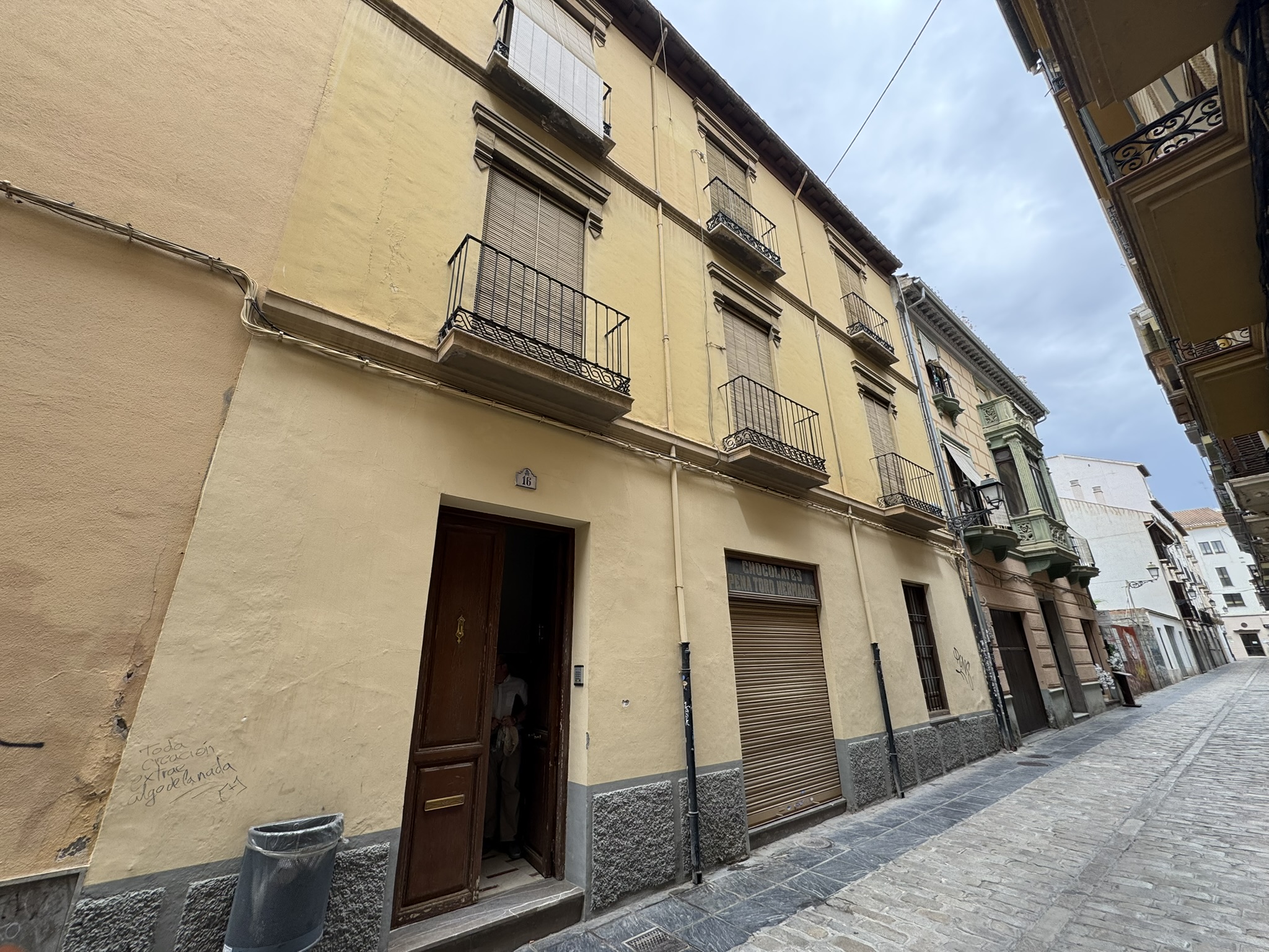 Fotografía de edificio residencial de tres plantas inspeccionado para su IEE en Granada